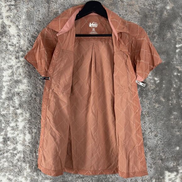 Rei Co op Size XS Stretch Diamond Casual Button Shirt Pink Short Sleeve Collar - Picture 3 of 9